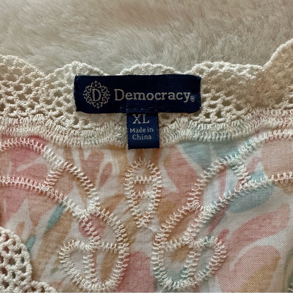 Democracy | NWOT - Woven Print Top w/ Crochet Border - Size XL - Picture 5 of 15